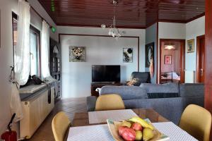 a living room with a couch and a table with a bowl of fruit at Thea Panorama in Makri