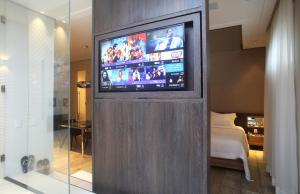 TV at/o entertainment center sa Zaya Motel Premium