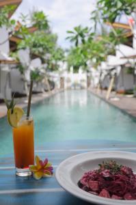 een bord eten en drinken naast een zwembad bij Jali Resort - Gili Trawangan in Gili Trawangan