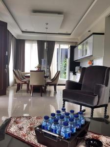 una sala de estar con botellas de agua azul en una bandeja en Avilla Puncak en Puncak