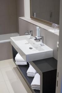 TWO TIMEZ - Boutique Hotel - with AC的一间浴室
