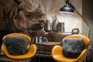 TWO TIMEZ - Boutique Hotel - with AC的休息区