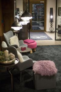 TWO TIMEZ - Boutique Hotel - with AC的休息区
