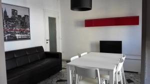 ソットマリーナにあるAlba Appartamentiのリビングルーム(白いテーブル、ソファ付)