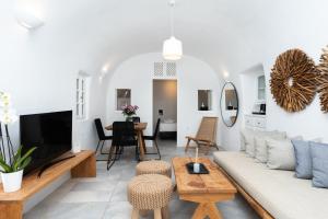 a living room with a couch and a table at Anemos Caldera Oia in Oia