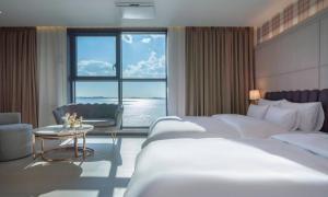 a hotel room with a large bed and a window at Brown Dot Hotel Siheung Geobukseom in Siheung +99 photos