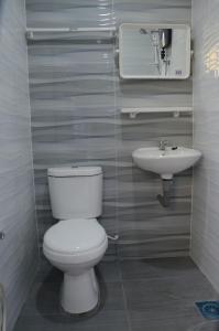 une salle de bains avec toilettes et lavabo dans l'établissement Tanjung Homestay, à Ipoh