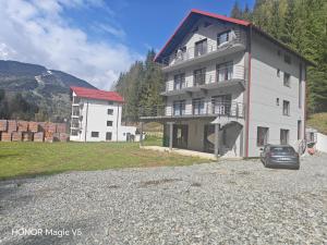 a building with a car parked in front of it at MOFT Borsa in Statjunea Borsa