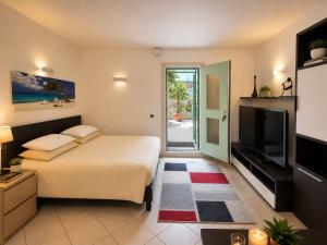 a bedroom with a bed and a flat screen tv at Il rifugio in Trento