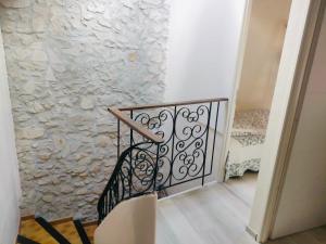 a staircase in a house with a stone wall at La Maison aux coquillages in Portel-des-Corbières