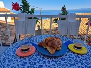 a blue table with a plate of food and two drinks at Ondablurooms1 in Pizzo