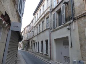 アヴィニョンにあるAppartement Plein Centre Avignonの建物の通路の空き通り
