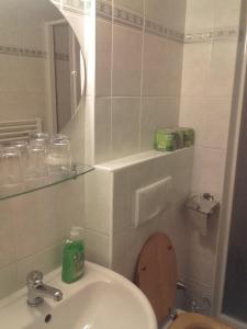 O baie la Hotel Anna