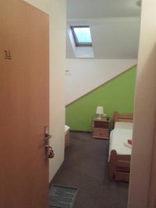 Un pat sau paturi într-o cameră la Hotel Anna
