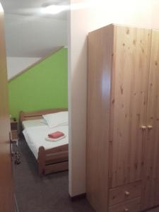Un pat sau paturi într-o cameră la Hotel Anna