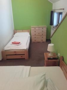 Un pat sau paturi într-o cameră la Hotel Anna