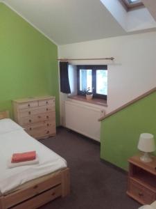 Un pat sau paturi într-o cameră la Hotel Anna