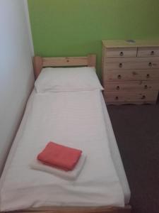 Un pat sau paturi într-o cameră la Hotel Anna