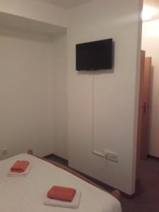 Un televizor și/sau centru de divertisment la Hotel Anna