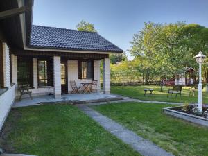 a house with a picnic table and benches in a yard at Kuivasjärvi House in Oulu