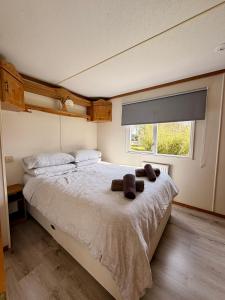 a bedroom with a bed with two towels on it at Simene cabin in Bridport