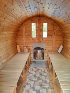 two benches in a log cabin with a fireplace at Apfelhof Rüdersdorf in Rüdersdorf