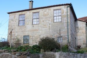 ein altes Steinhaus in der Ortschaft Person in der Unterkunft Casa Dos Strecht's in Castelo de Paiva