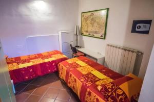 two beds sitting next to each other in a room at Spacious 2BR with 2 Ensuite Baths in Florence in Florence