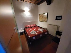 a small bedroom with a red bed with polka dots at Spacious 2BR with 2 Ensuite Baths in Florence in Florence
