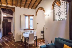 a living room with a table and a dining room at Spacious 2BR with 2 Ensuite Baths in Florence in Florence +20 photos