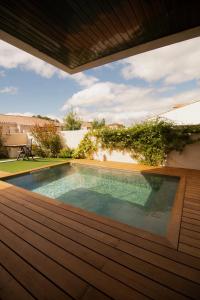 a swimming pool in the backyard of a house at Villa au calme avec piscine privée - Lac de Jouarres in Olonzac
