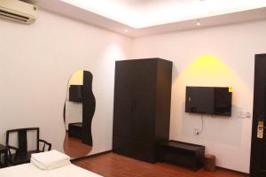 a room with a black cabinet and a flat screen tv at Pickle Hotel Từ Sơn in Ðại Sơn +25 photos