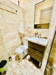 ein Badezimmer mit Waschbecken und Toilette in der Unterkunft Studios Litsa in Pefkari + 52 Fotos