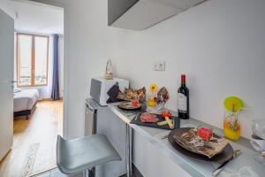 a kitchen with two plates of food on a counter at The Pearl in Vitry-sur-Seine