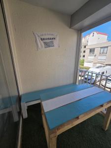 a bench in a room with a sign on the wall at La Parenthèse, studio in Gruissan