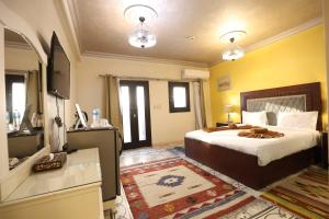 เตียงในห้องที่ Eileen Hotel Cairo
