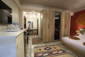 เตียงในห้องที่ Eileen Hotel Cairo