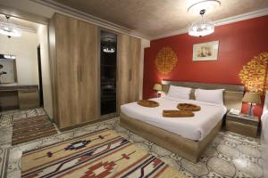 เตียงในห้องที่ Eileen Hotel Cairo