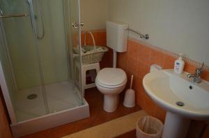 een badkamer met een douche, een toilet en een wastafel bij B&B Antico Frantoio in Sambuca di Sicilia