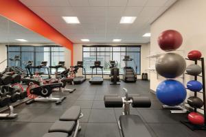 Fitness centrum a/nebo fitness zařízení v ubytování Radisson Red Minneapolis Downtown