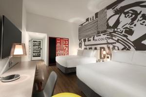 Letto o letti in una camera di Radisson Red Minneapolis Downtown