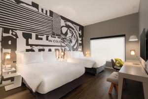 Letto o letti in una camera di Radisson Red Minneapolis Downtown