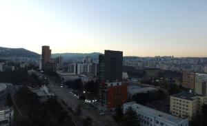 een uitzicht op de skyline van de stad met gebouwen bij Full Comfort Apartment at Chavchavadze in Tbilisi City