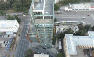 una vista aérea de un edificio en una ciudad en Full Comfort Apartment at Chavchavadze en Tiflis