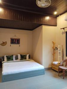 a bedroom with a large bed in a room at Vinla Guesthouse & Backpackers Hostel in Nongkhiaw +66 photos