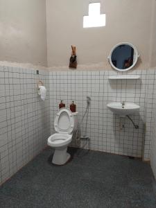 a bathroom with a toilet and a sink at Vinla Guesthouse & Backpackers Hostel in Nongkhiaw