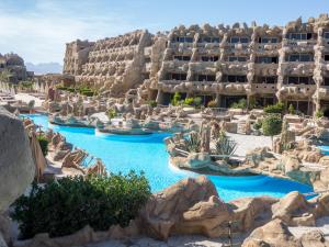المسبح في Caves Beach Resort Adults Only أو بالجوار