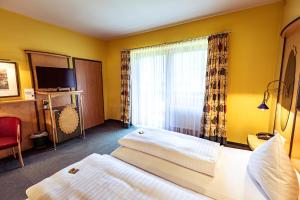 a hotel room with two beds and a window at Brauhaus zu Murau in Murau