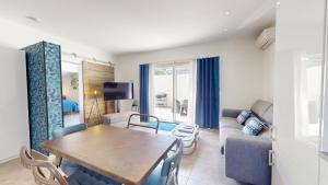 a living room with a table and a couch at Casa Dina in Sommières