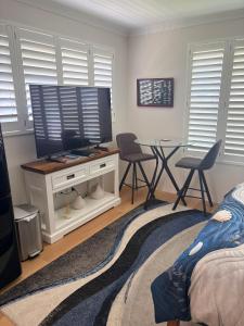 a living room with a table and a television at a perfect weekend getaway in Rockingham
